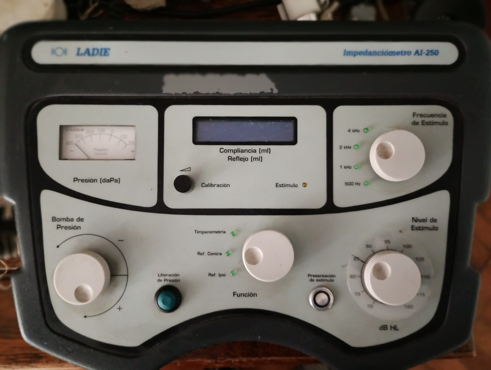 Audiómetro LADIE AD-161 usado, perteneciente a consultorio de fonoaudiología.